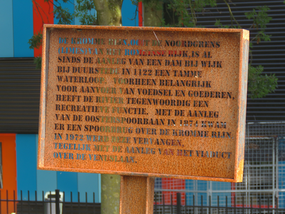 847128 Afbeelding van een uitgefreesd metalen uitlegbord over de rivier de Kromme Rijn en de Oosterspoorbaan langs het ...